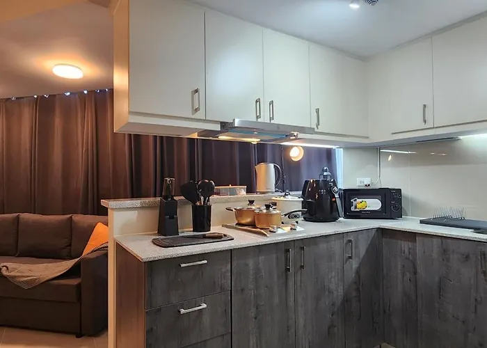 Aparthotel Bgc Spacious 1 Bedroom Family Steps Away From Mall With Free Parking And Washer Dryer For Long Staying Guest And Wfh Manila