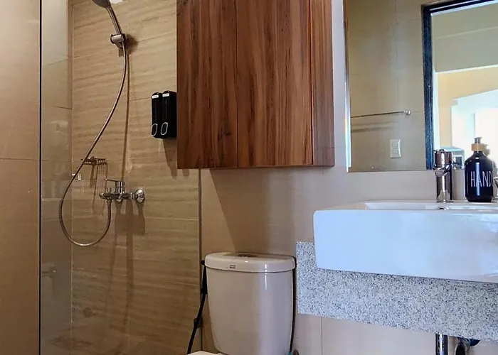 Aparthotel Bgc Spacious 1 Bedroom Family Steps Away From Mall With Free Parking And Washer Dryer For Long Staying Guest And Wfh 4*